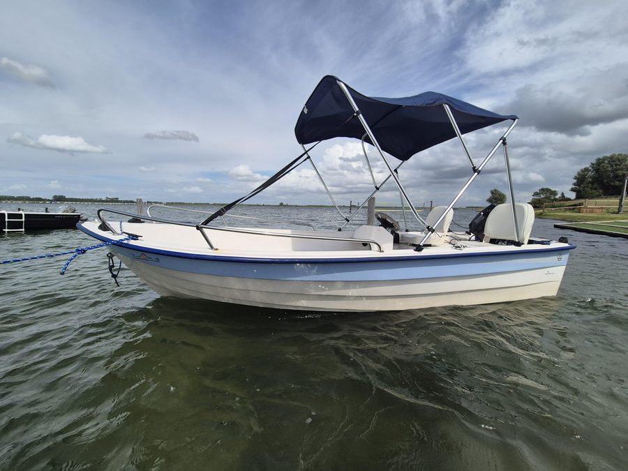Console boat with bimini top